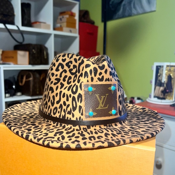 🍁 Monogram patch Cheetah 🐆 print Fedora Hat - Picture 6 of 11